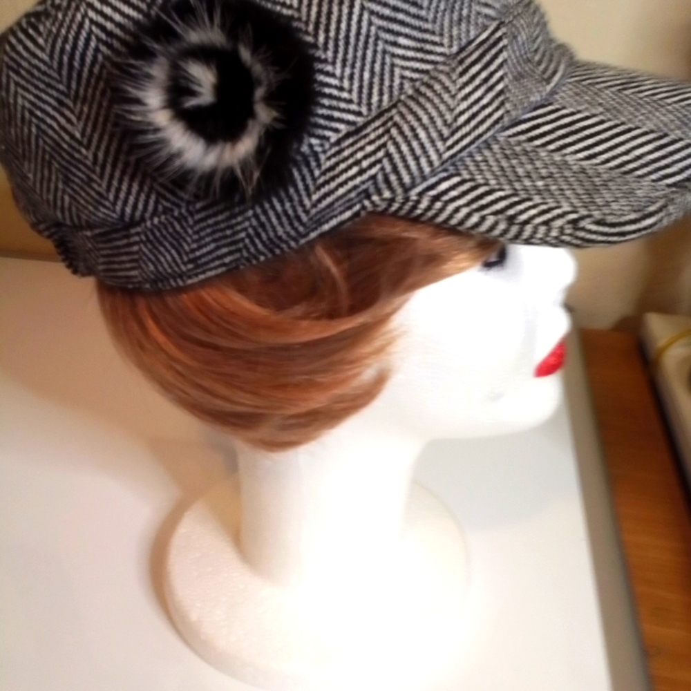 VINTAGE Houndstooth Pom-Pom Wool Paper Boy Cap Rabbit Tail Pom Pom Gently loved